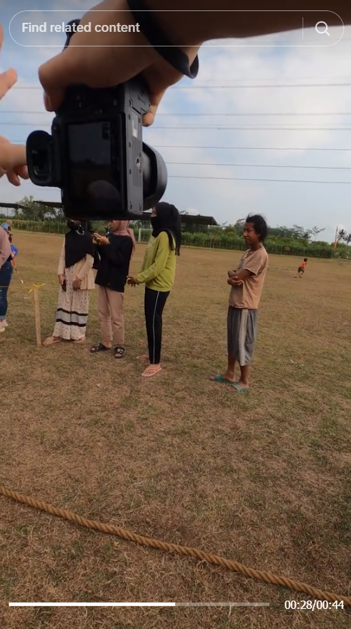 Bertemu Teman Lama, Fotografer ini Tak Segan Menyapa dan Gercep Motret untuk Kenang-Kenangan