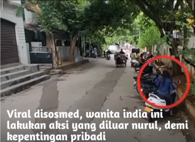 Kesal Motornya Terhalang, Wanita India ini Nekat Terbalikkan Gerobak ke Tengah Jalan