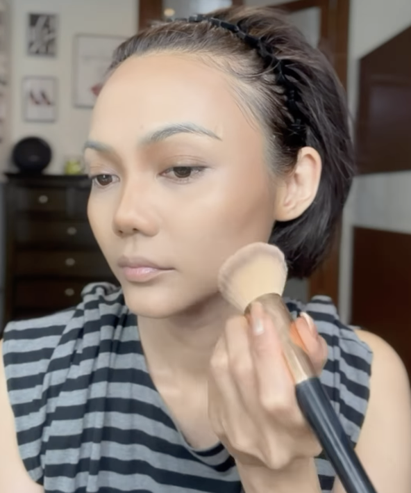 Memakai Bedak