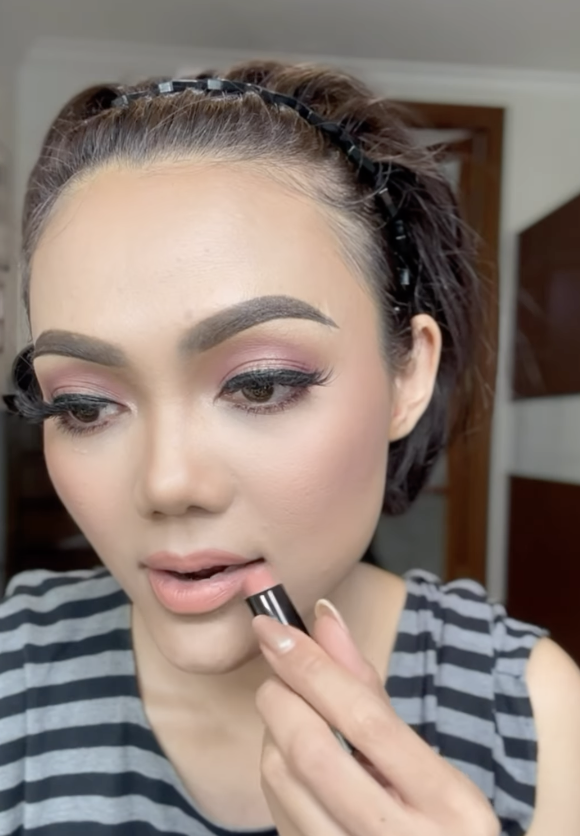 Memakai Lipstik