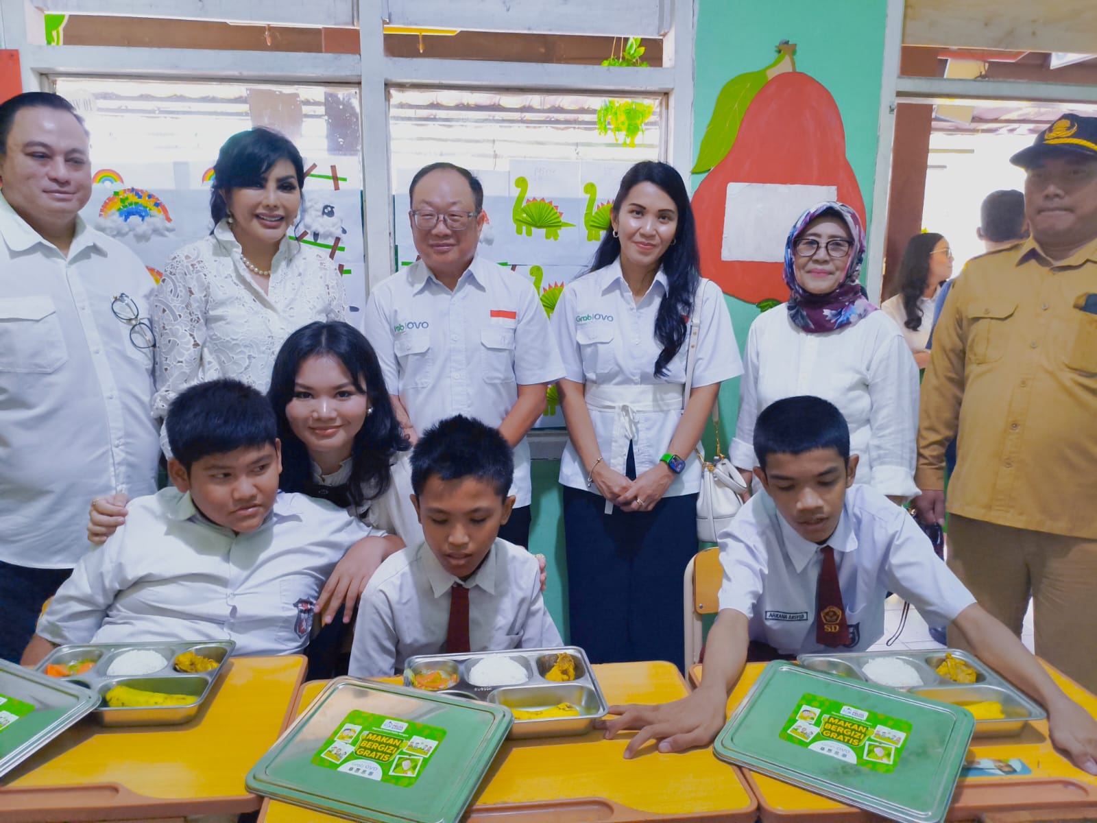 Gizi Baik untuk Masa Depan Cemerlang: Kolaborasi OVO, Grab, dan YIPB Hadirkan Program MBG di Sekolah Khusus Tangerang