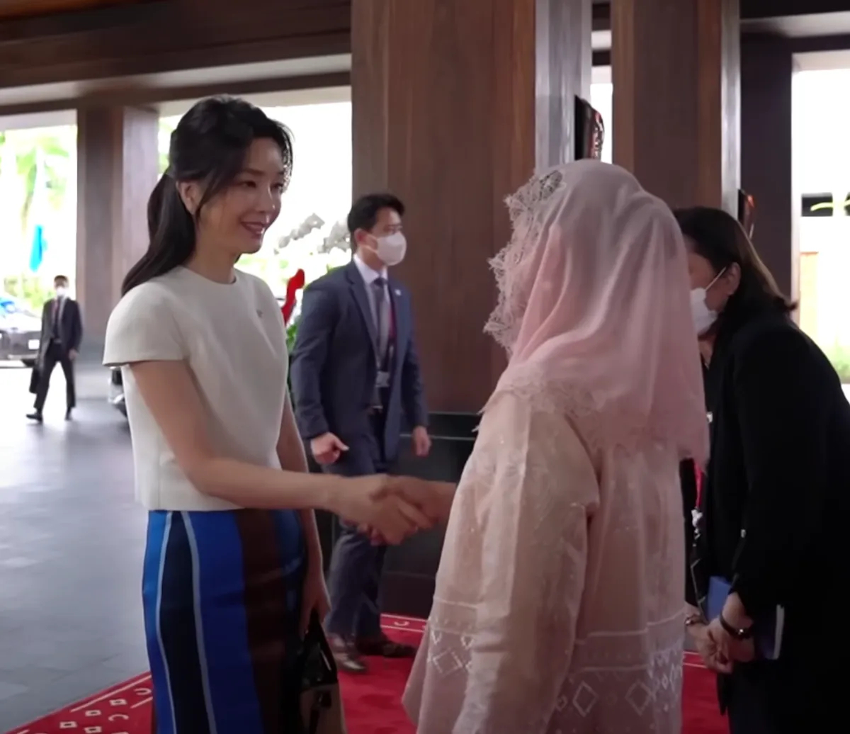 Mantan Ibu Negara Korsel Kim Keon Hee, saat berkunjung ke Indonesia  (Foto: Youtube Sekretariat Presiden)