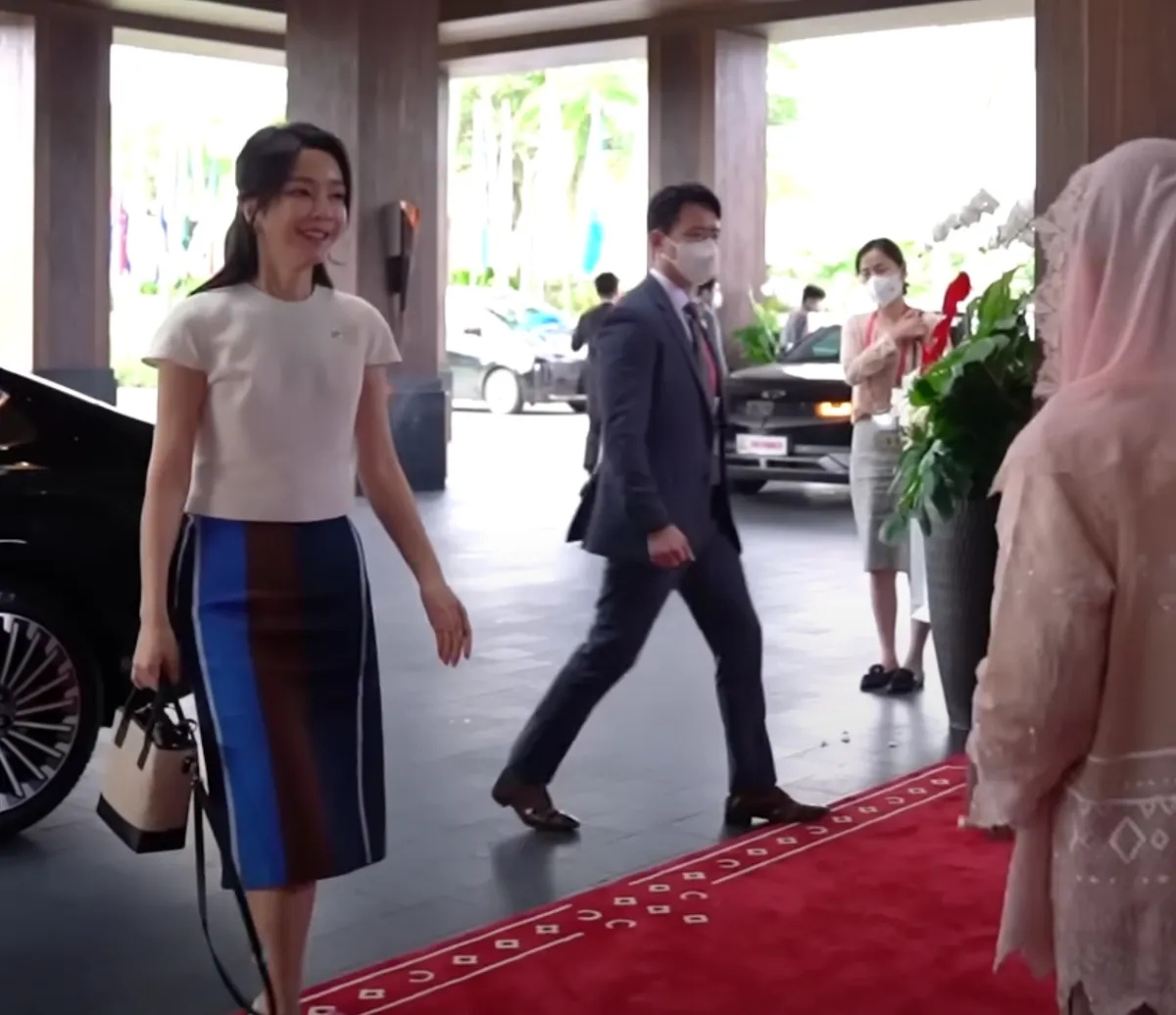 Mantan Ibu Negara Korsel Kim Keon Hee, saat berkunjung ke Indonesia  (Foto: Youtube Sekretariat Presiden)