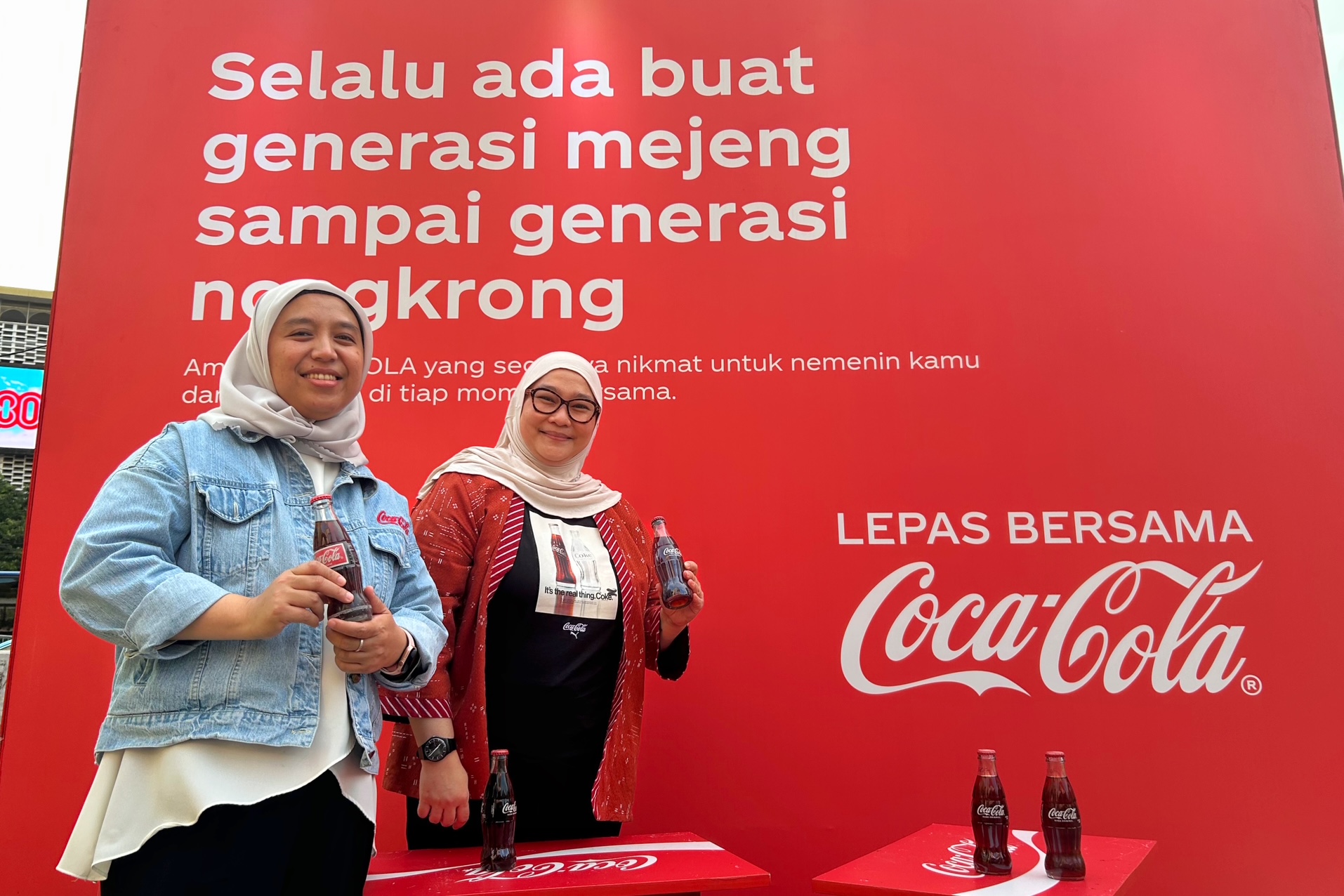 Nostalgia, Nongkrong, dan Kebersamaan Hadir di Instalasi “ Mejeng Lintas Generasi” Coca-Cola