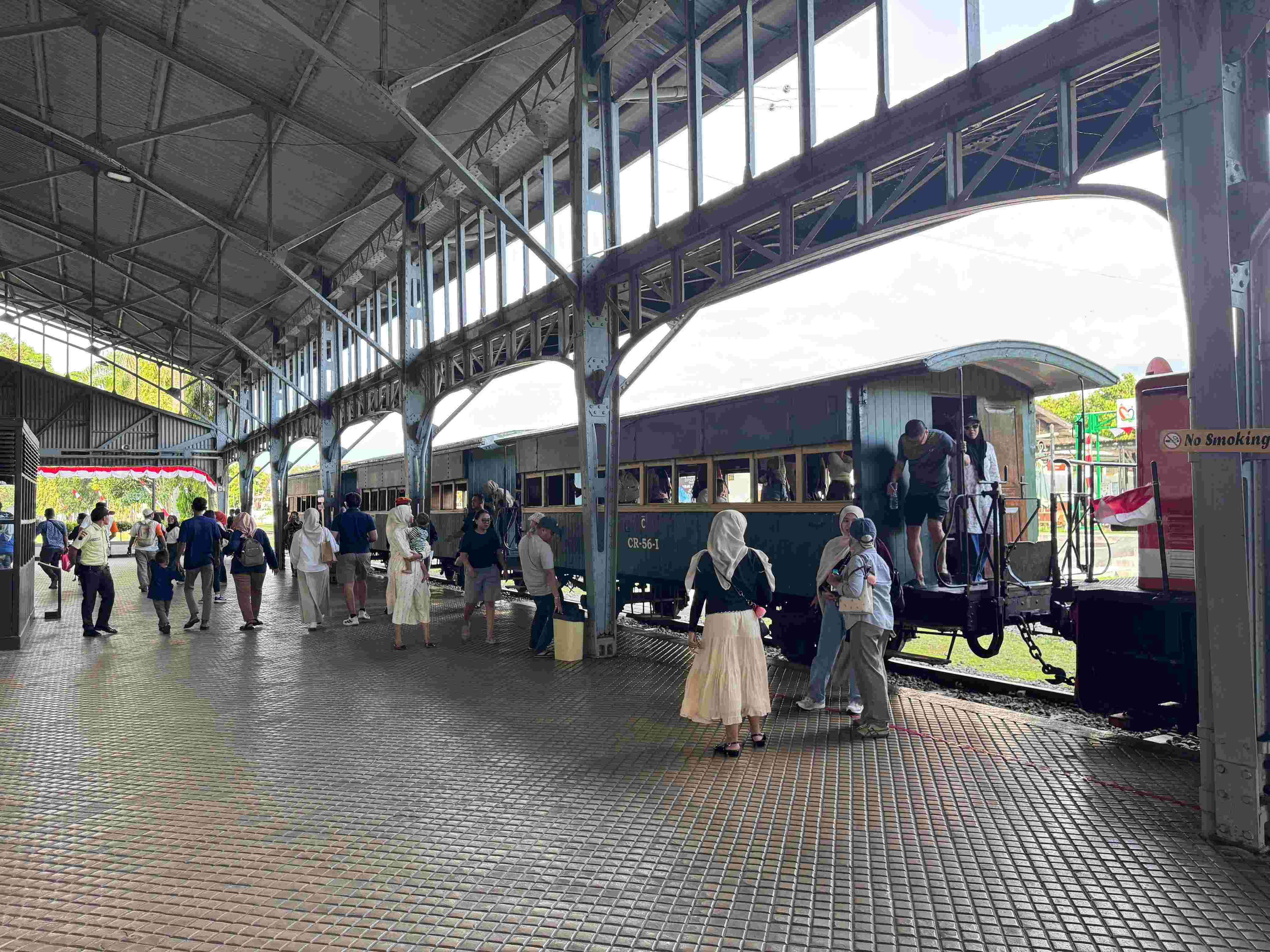 Serunya Menjelajah Rel Bersejarah: Museum Kereta Api Ambarawa Suguhkan Wisata Uap & Diesel