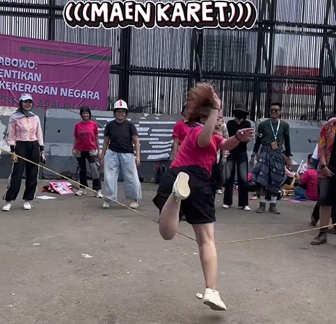 Main Karet depan DPR