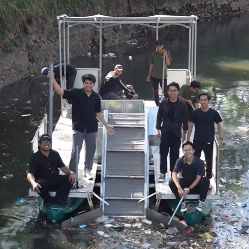 Perahu pengangkut sampah