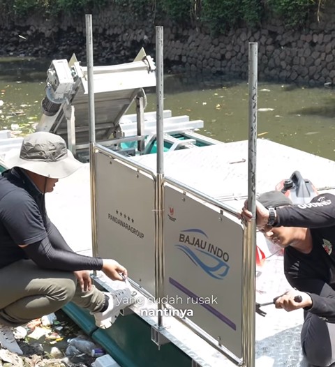 Perahu pengangkut sampah