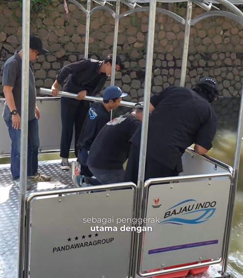 Perahu pengangkut sampah