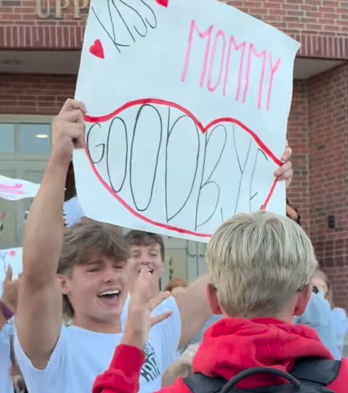 Tradisi Kiss Your Mom Crossings Christian School