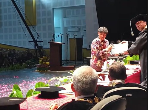 Adik gantikan kakak yang meninggal untuk wisuda di ISI Yogyakarta