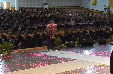 Adik gantikan kakak yang meninggal untuk wisuda di ISI Yogyakarta