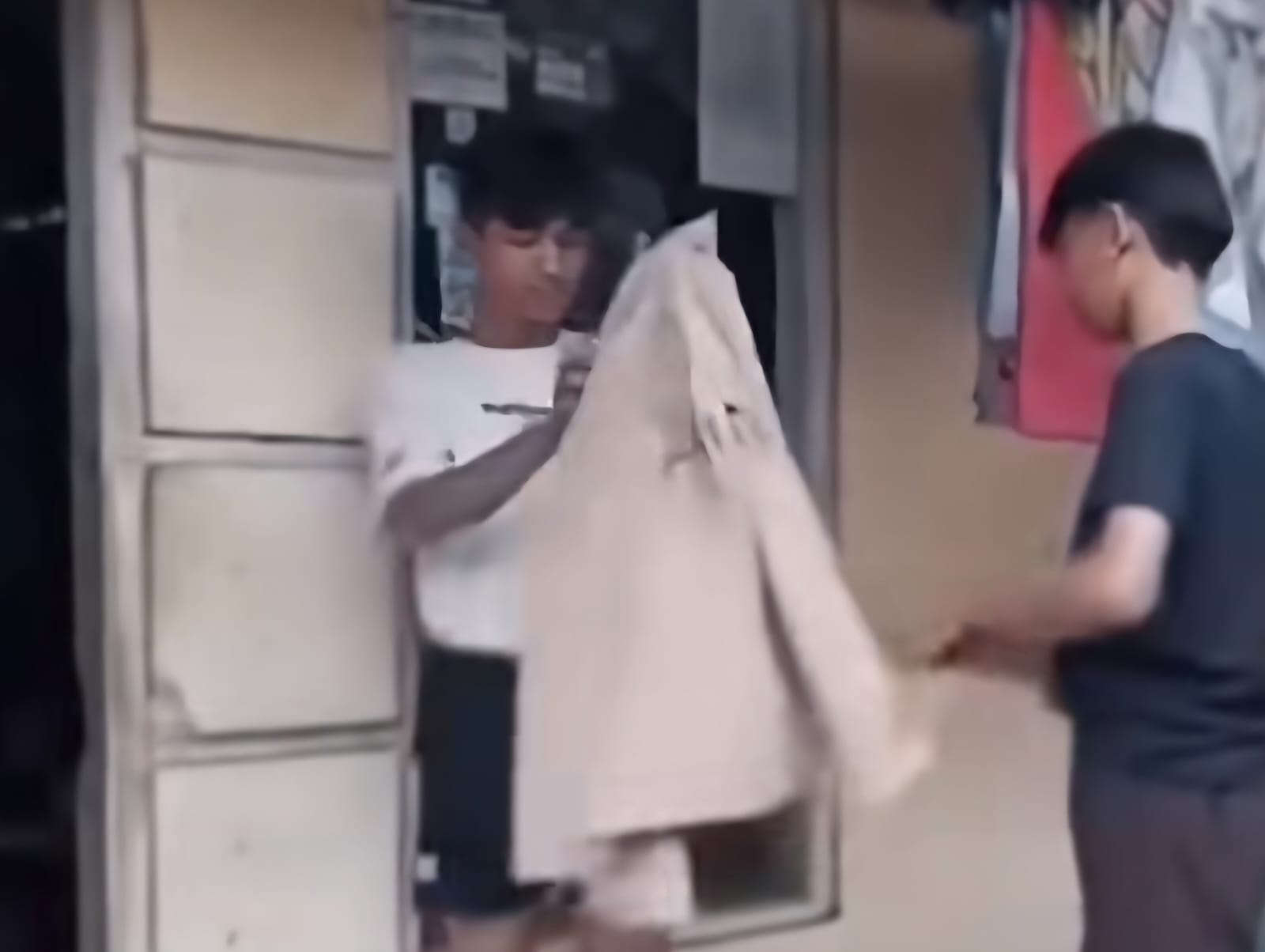 Haikal dan Haizar, kakak adik yang harus bergantian seragam dan sepatu