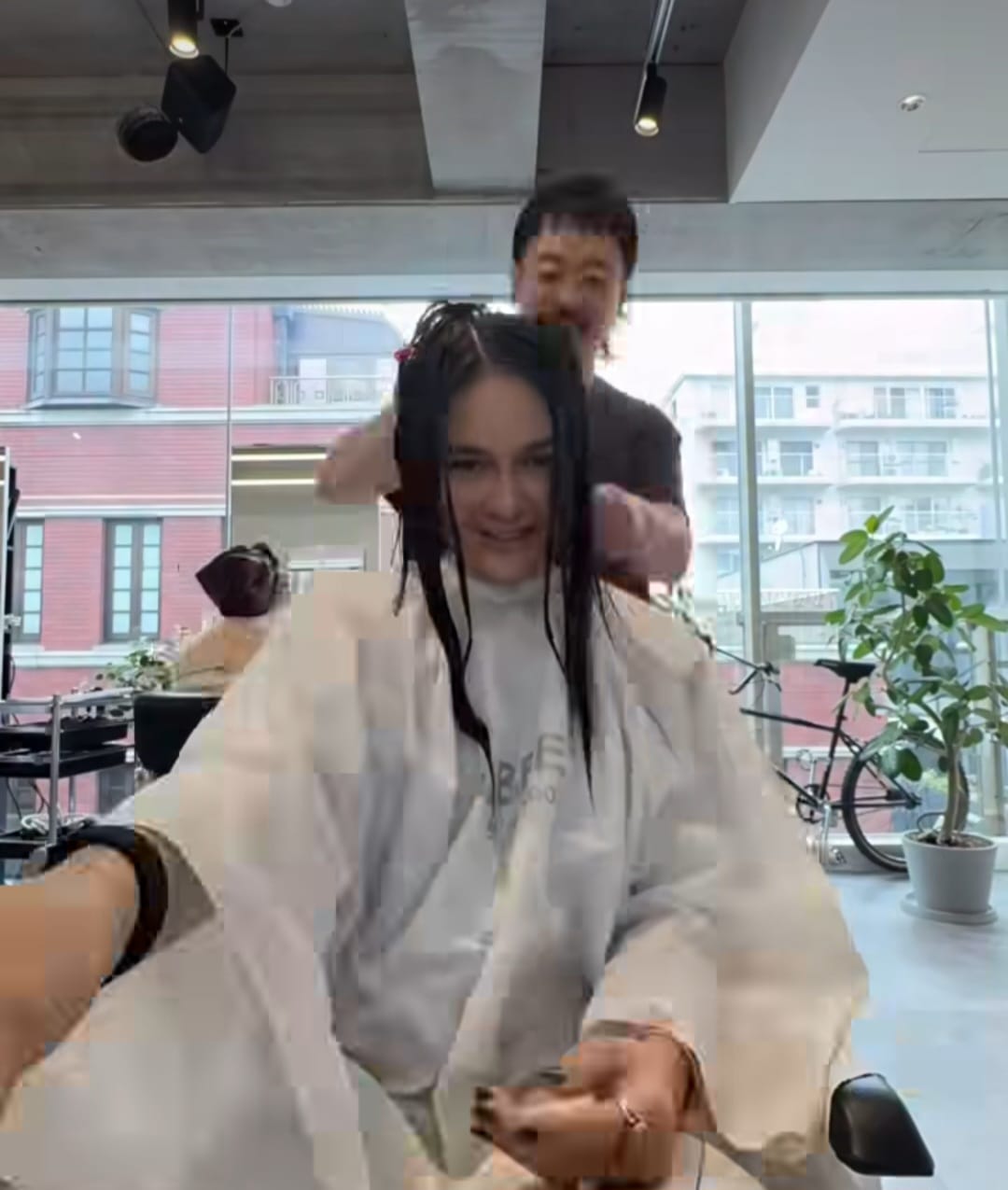 Rambut bob pendek Luna Maya