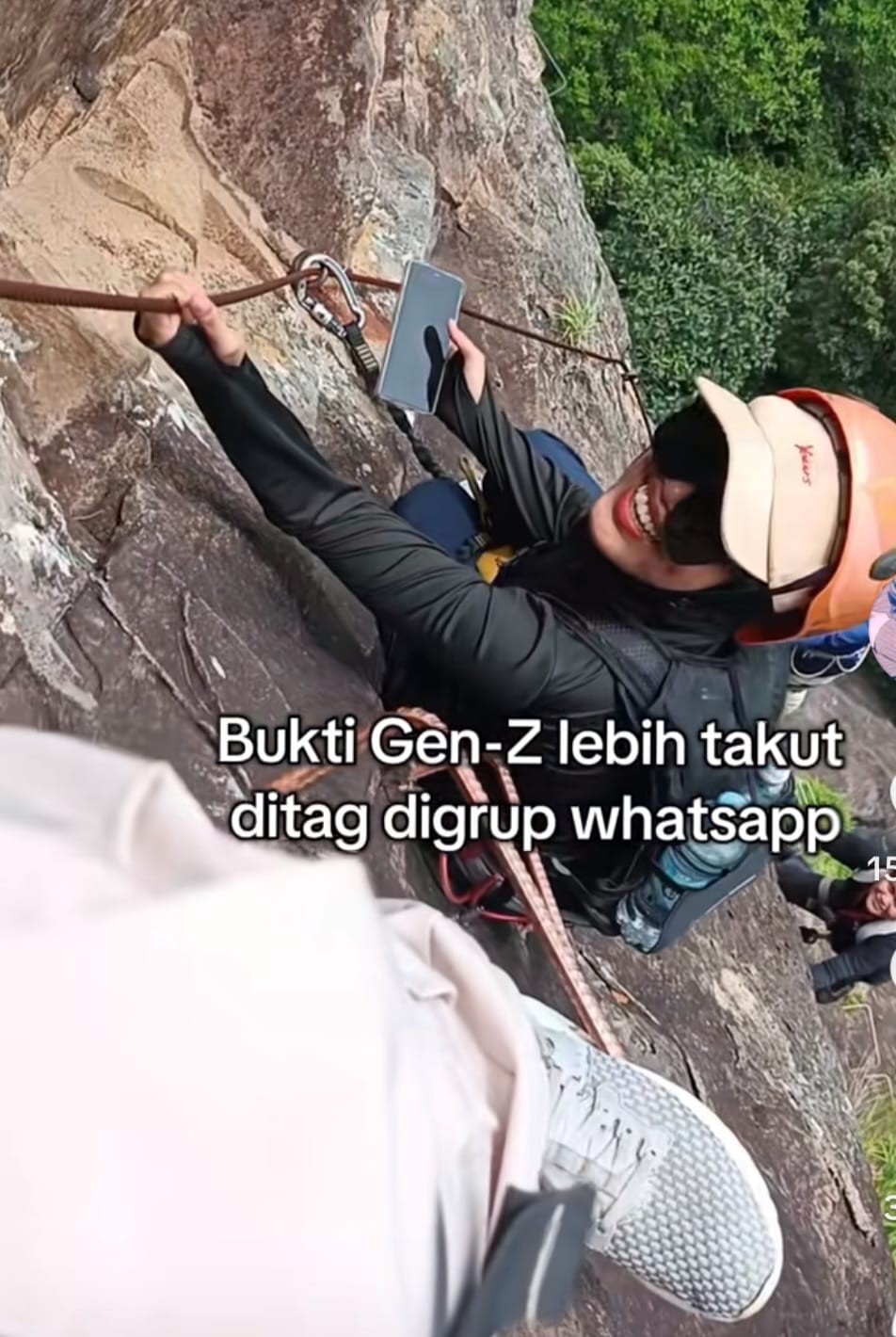 Balas chat pekerjaan di tebing