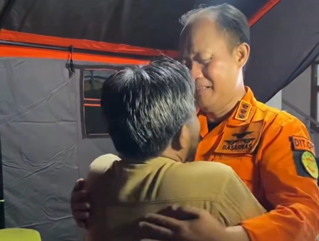 Ayah Alfatih peluk petugas SAR