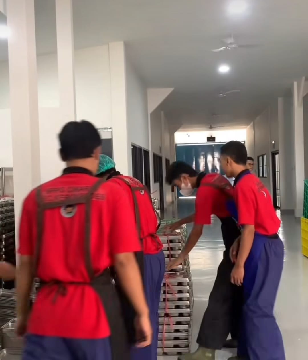 Proses mencuci ribuan tempat makan MBG