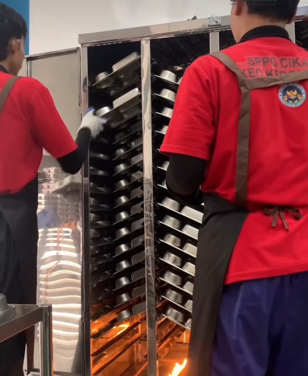 Proses mencuci ribuan tempat makan MBG