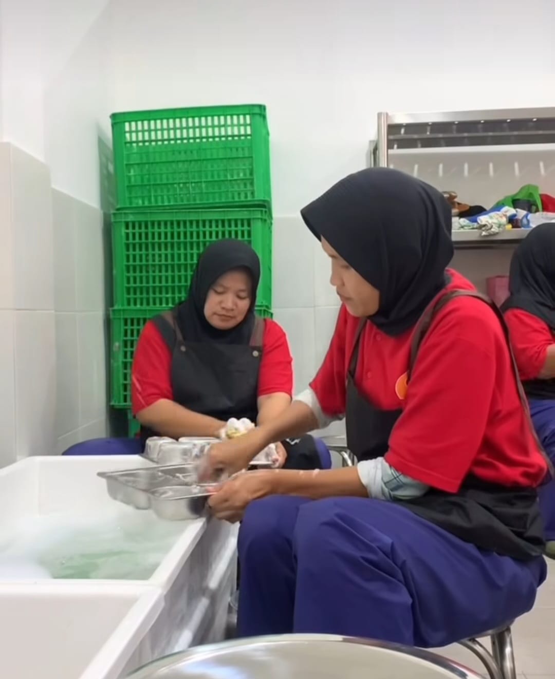 Proses mencuci ribuan tempat makan MBG