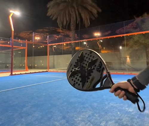 Lapangan padel di Madinah dengan view Jabal Uhud