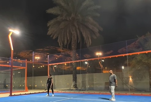 Lapangan padel di Madinah dengan view Jabal Uhud