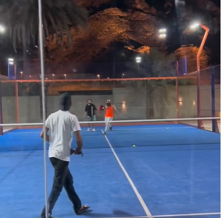 Lapangan padel di Madinah dengan view Jabal Uhud
