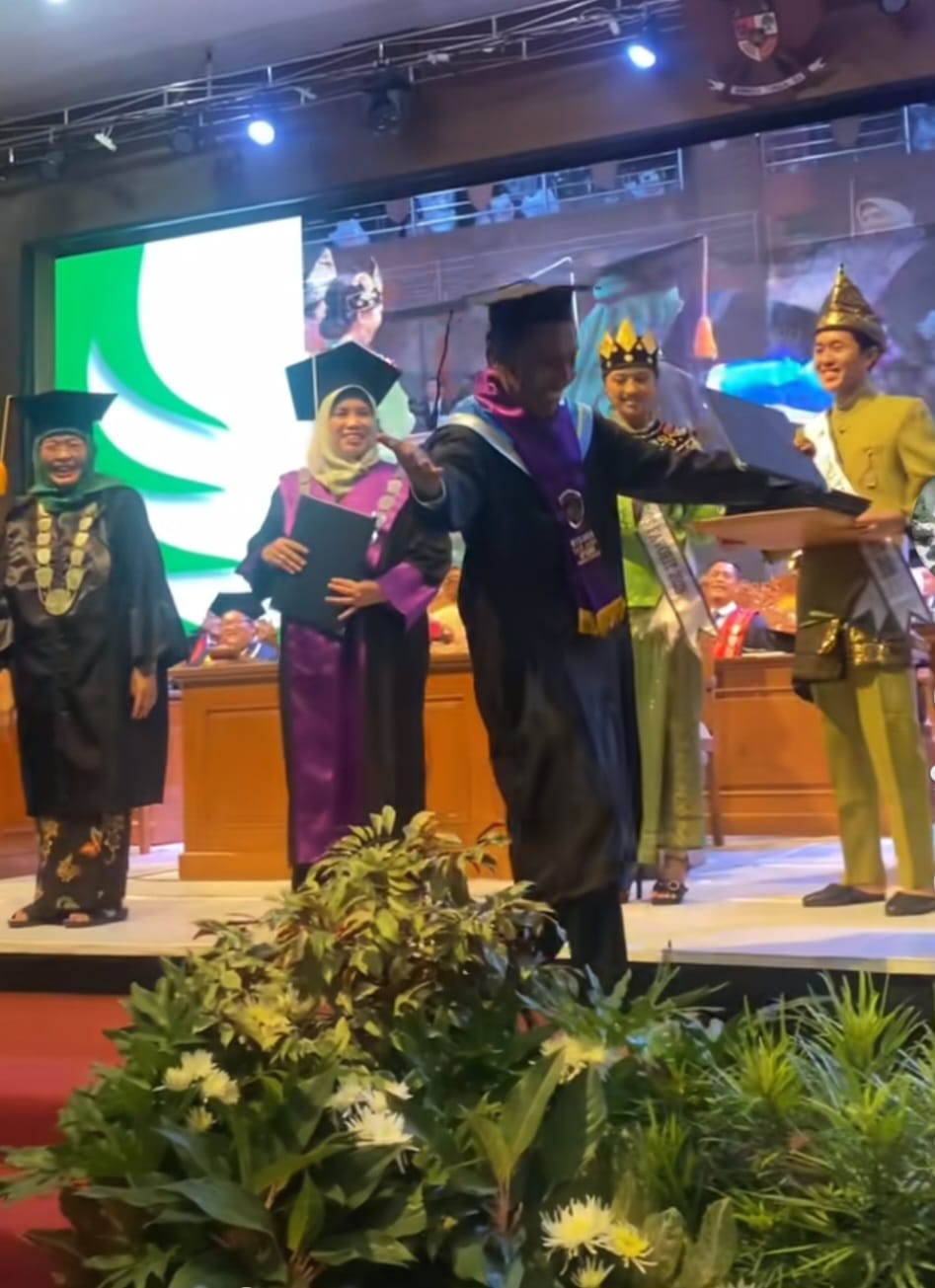 Mas Pur Wisuda