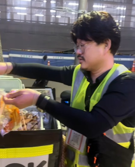 Orang Korea jual cilok keliling
