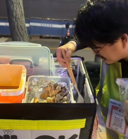 Orang Korea jual cilok keliling