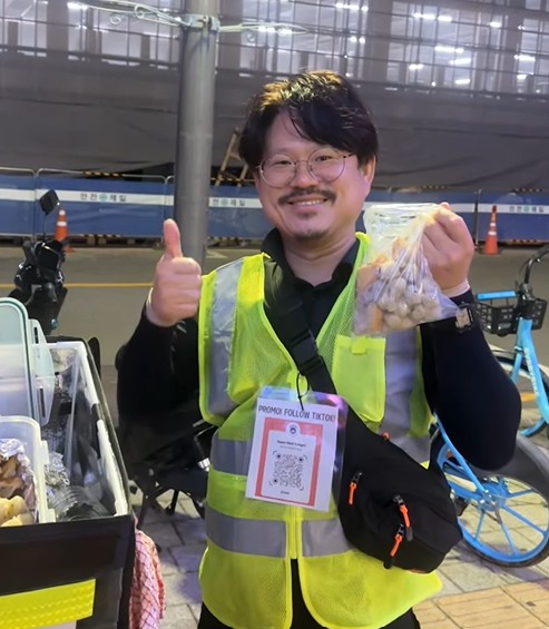 Orang Korea jual cilok keliling