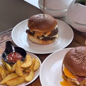 Kedai Burger Milik Penyintas Kanker Laris Manis, tapi Sehari Jual 30 Porsi