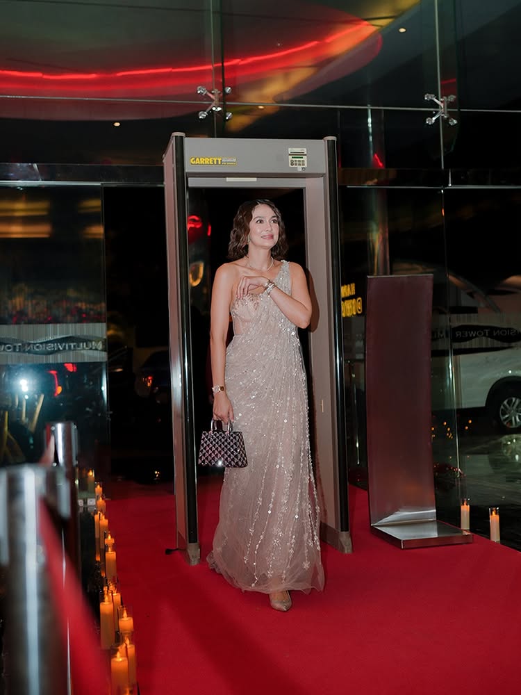 Luna Maya pakai busana India