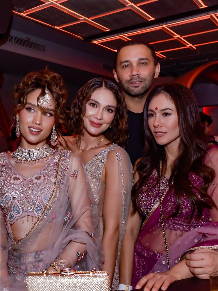 Cinta Laura pkai busana India