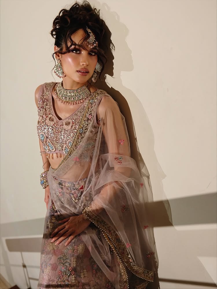 Cinta Laura pkai busana India
