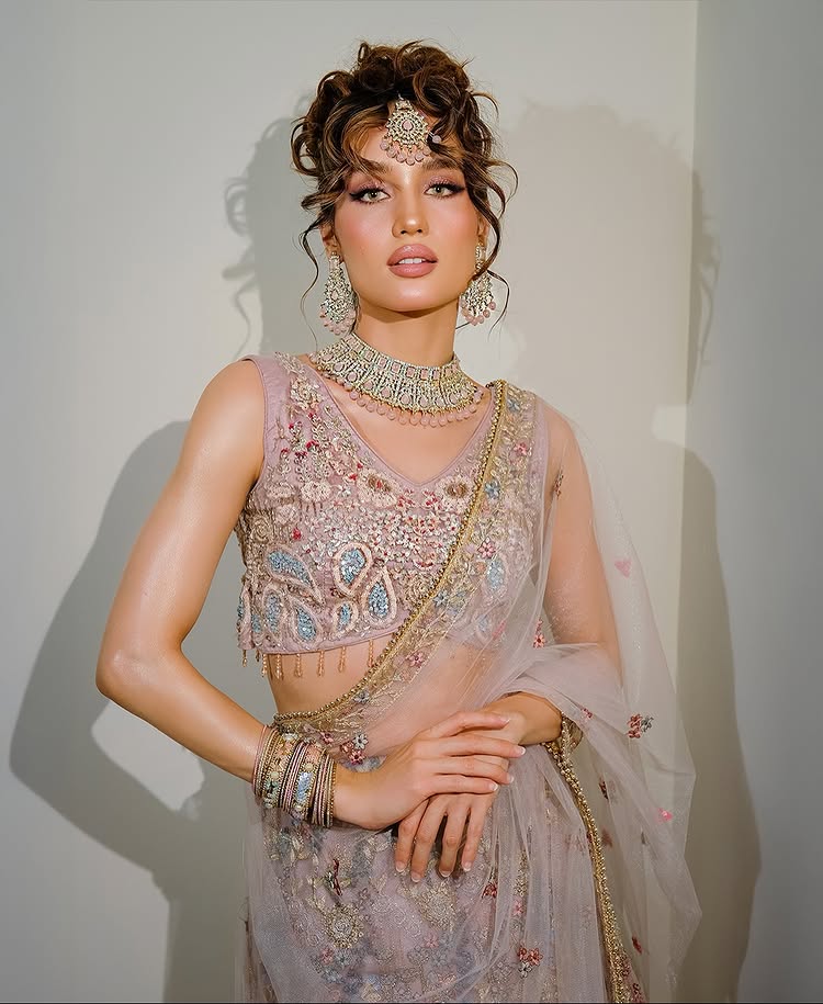 Cinta Laura pkai busana India