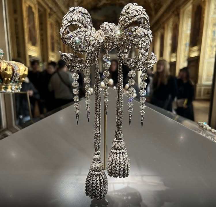 Perhiasan yang dirampok di Museum Louvre