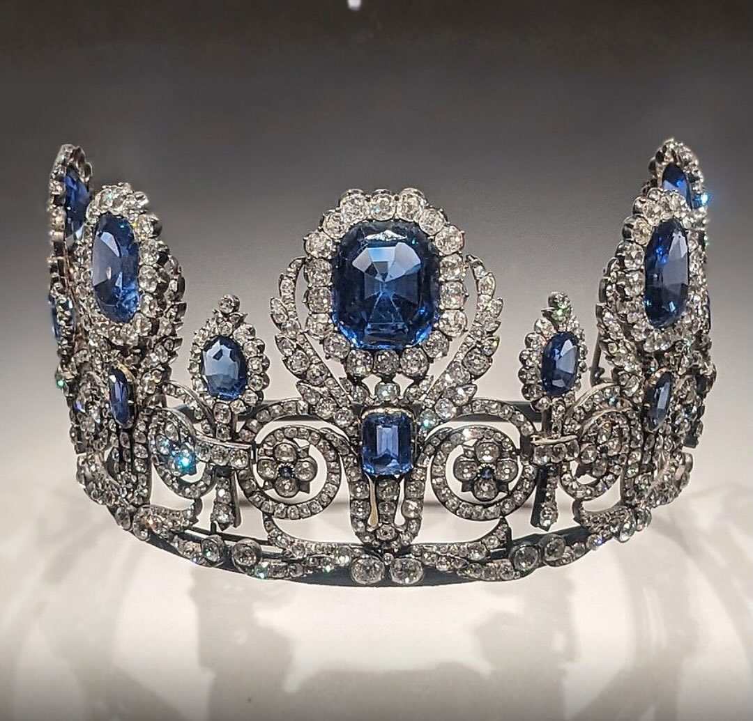 Perhiasan yang dirampok di Museum Louvre