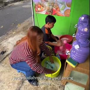 Konsep Unik Warteg Bayi di Bandung, Beres Makan Cuci Piring Sendiri