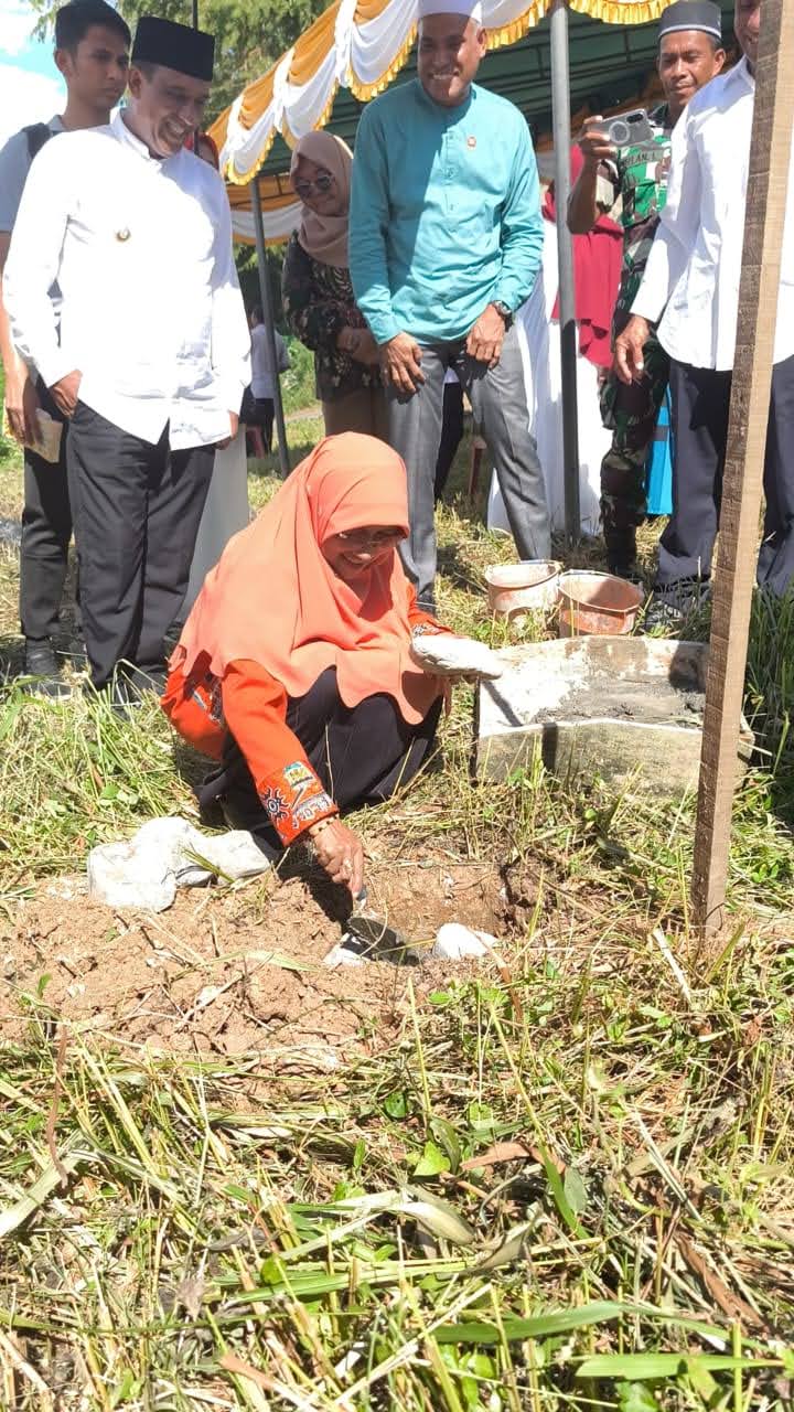 Gotong Royong Wujudkan Lingkungan Sehat, Saadiah Uluputty Mulai Pembangunan MCK Sanimas di Maluku Tengah Gotong Royong Wujudkan Lingkungan Sehat, Saadiah Uluputty Mulai Pembangunan MCK Sanimas di Maluku Tengah
