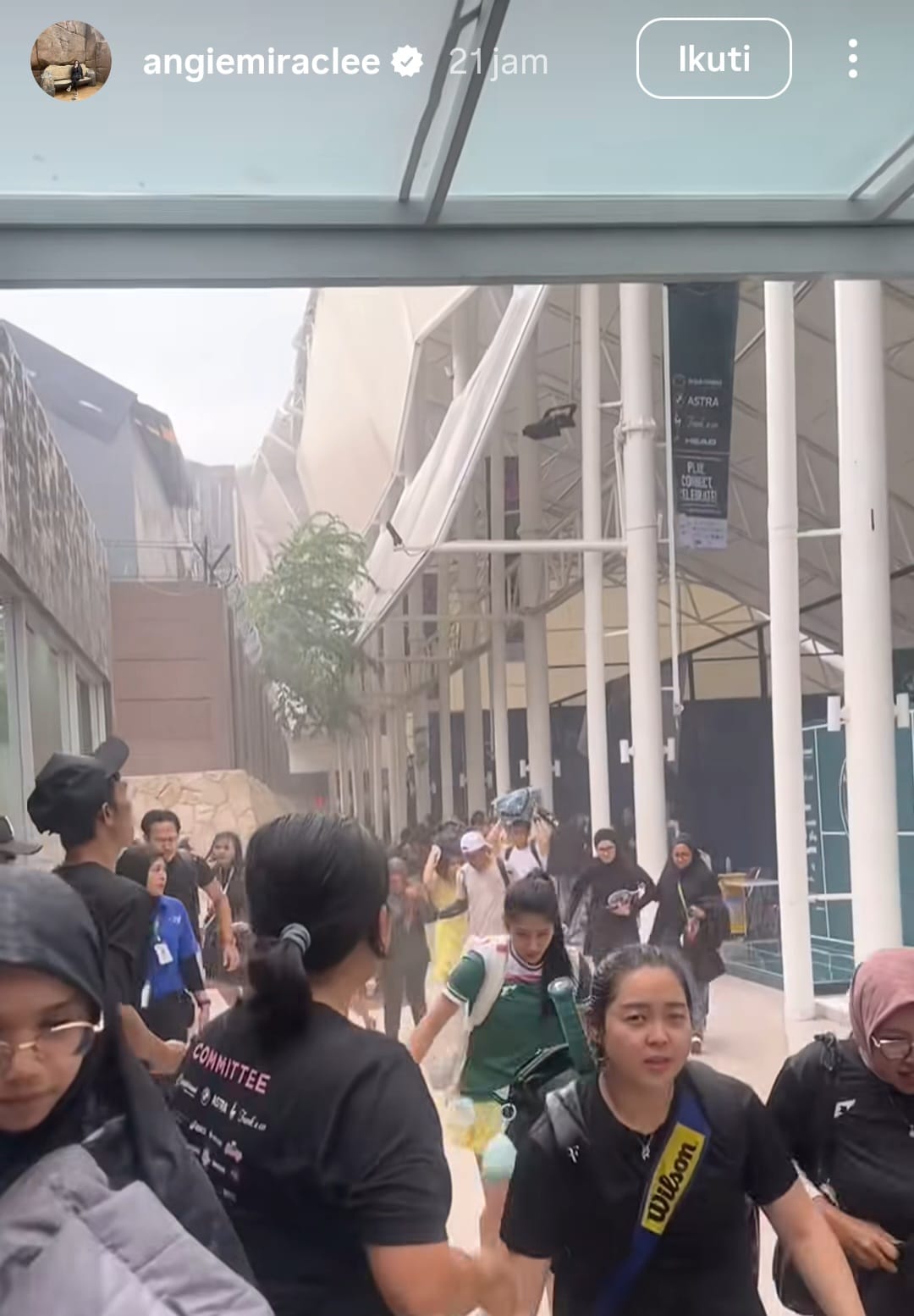 Robohnya atap lapangan Anwa Racquet Club Robohnya atap lapangan Anwa Racquet Club