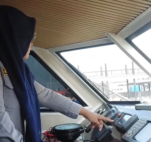 Nahkoda perempuan satu-satunya di Dishub DKI Jakarta Nahkoda perempuan satu-satunya di Dishub DKI Jakarta