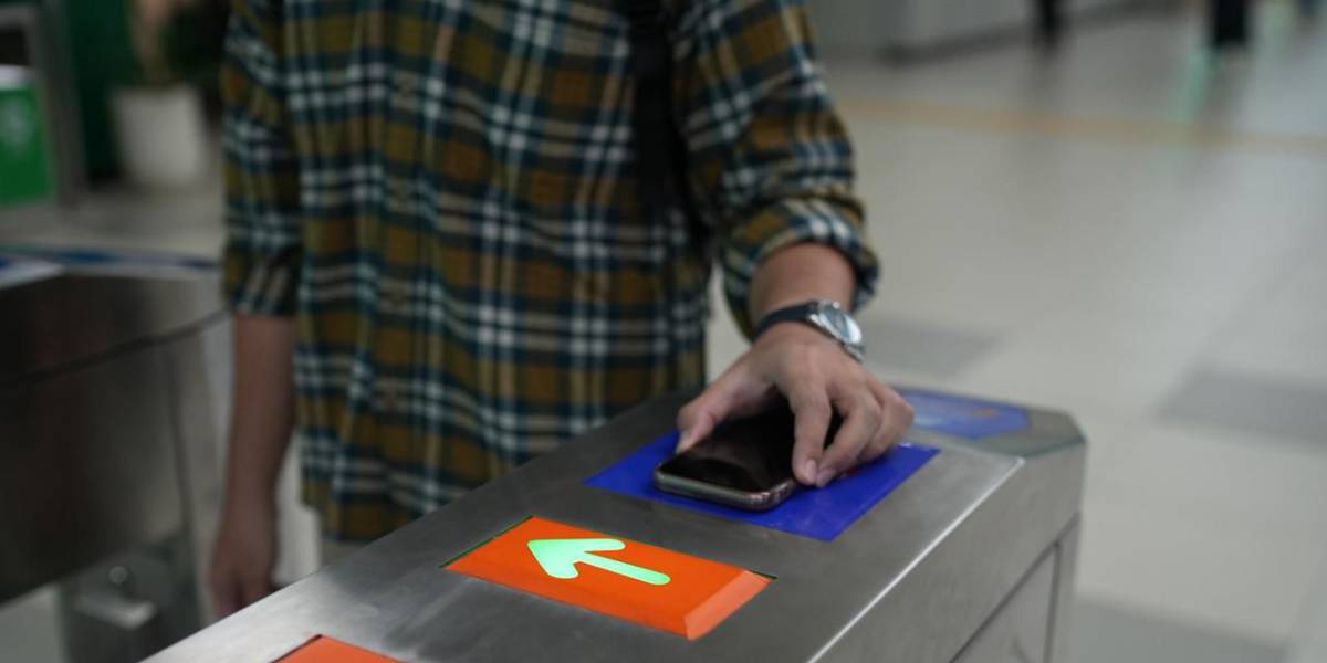 Pembayaran LRT Jabodebek Makin Praktis dengan QRIS Tap Pembayaran LRT Jabodebek Makin Praktis dengan QRIS Tap