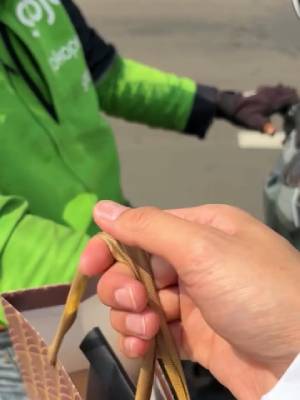 Viral Selebgram Repacking Air Zamzam Jadi Rp1,75 Juta, Endingnya Tak Terduga Viral Selebgram Repacking Air Zamzam Jadi Rp1,75 Juta, Endingnya Tak Terduga