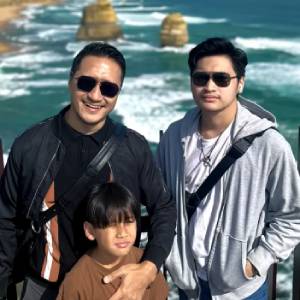 Momen Haru Arie Untung Antar Anak Kuliah di Luar Negeri: Gak Berasa Udah di Fase Ini Momen Haru Arie Untung Antar Anak Kuliah di Luar Negeri: Gak Berasa Udah di Fase Ini