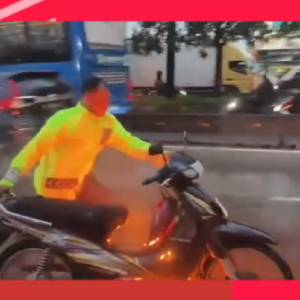 Aksi Heroik Polisi Padamkan Motor Terbakar, Langsung Ceburkan ke Air Banjir