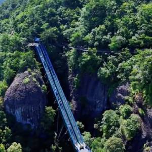 Naik Gunung Anti Capek, Dilengkapi Eskalator & Cuma 10 Menit Sampai Puncak
