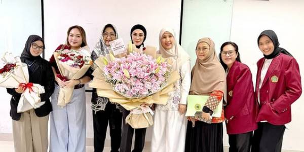 Mulan Jameela Lulus S2, Sikap So Sweet Ahmad Dhani Curi Perhatian