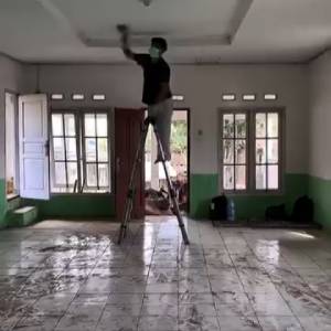 Salut! Pemuda Ini Renovasi dan Bersihkan Masjid Rusak Selama 3 Hari Salut! Pemuda Ini Renovasi dan Bersihkan Masjid Rusak Selama 3 Hari