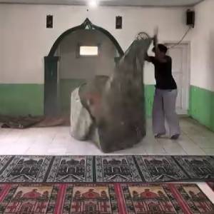 Salut! Pemuda Ini Renovasi dan Bersihkan Masjid Rusak Selama 3 Hari Salut! Pemuda Ini Renovasi dan Bersihkan Masjid Rusak Selama 3 Hari