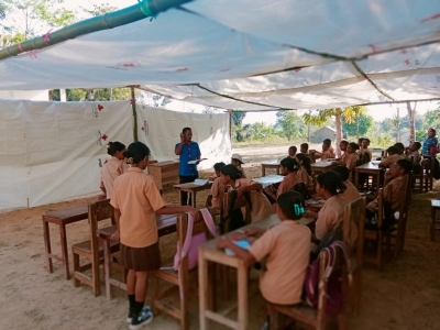 PMI Dirikan Tenda Darurat, Siswa SMPN 4 Boleng di NTT Tetap Bisa Belajar PMI Dirikan Tenda Darurat, Siswa SMPN 4 Boleng di NTT Tetap Bisa Belajar